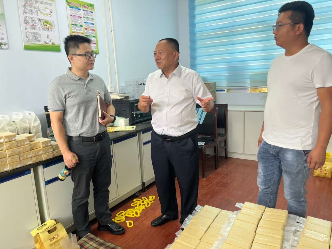 暖心！胜游亚洲为村庄捐赠桌椅，助力乡村振兴(图2)